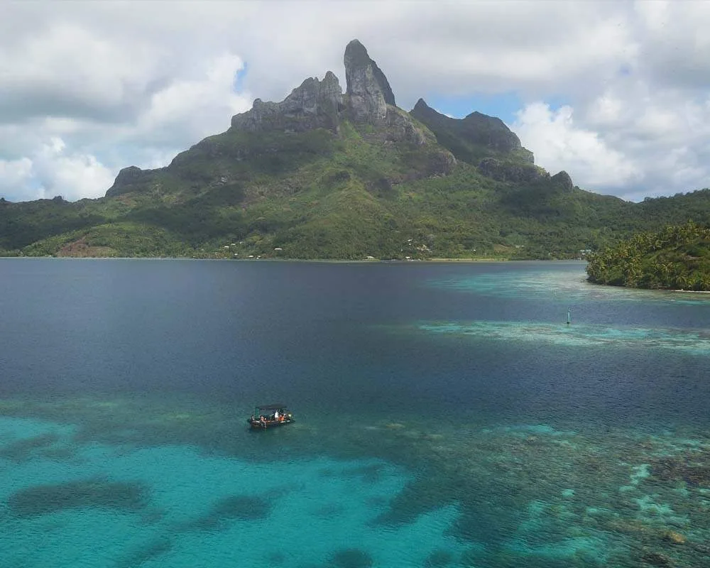 Snorkeling site manta rays Bora Bora